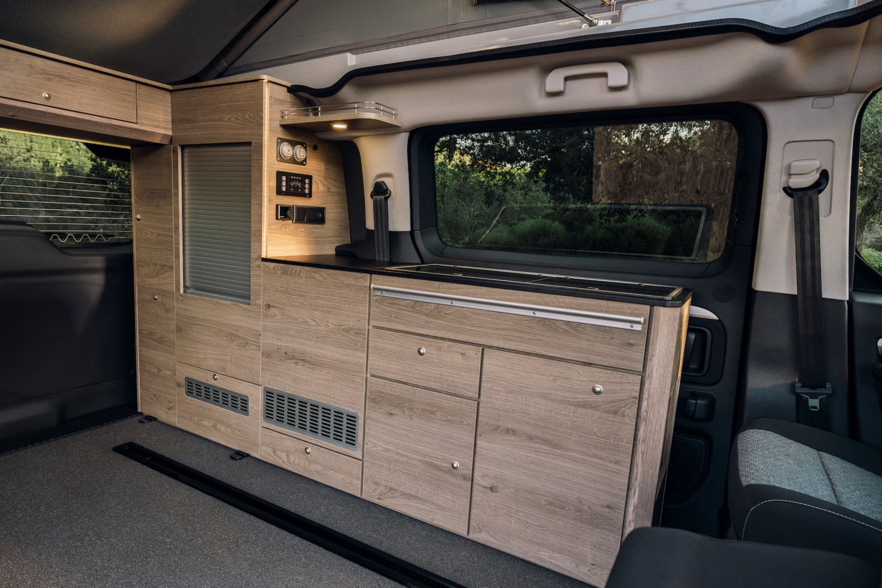 Intérieur fonctionnel et chaleureux avec une cuisine amovible