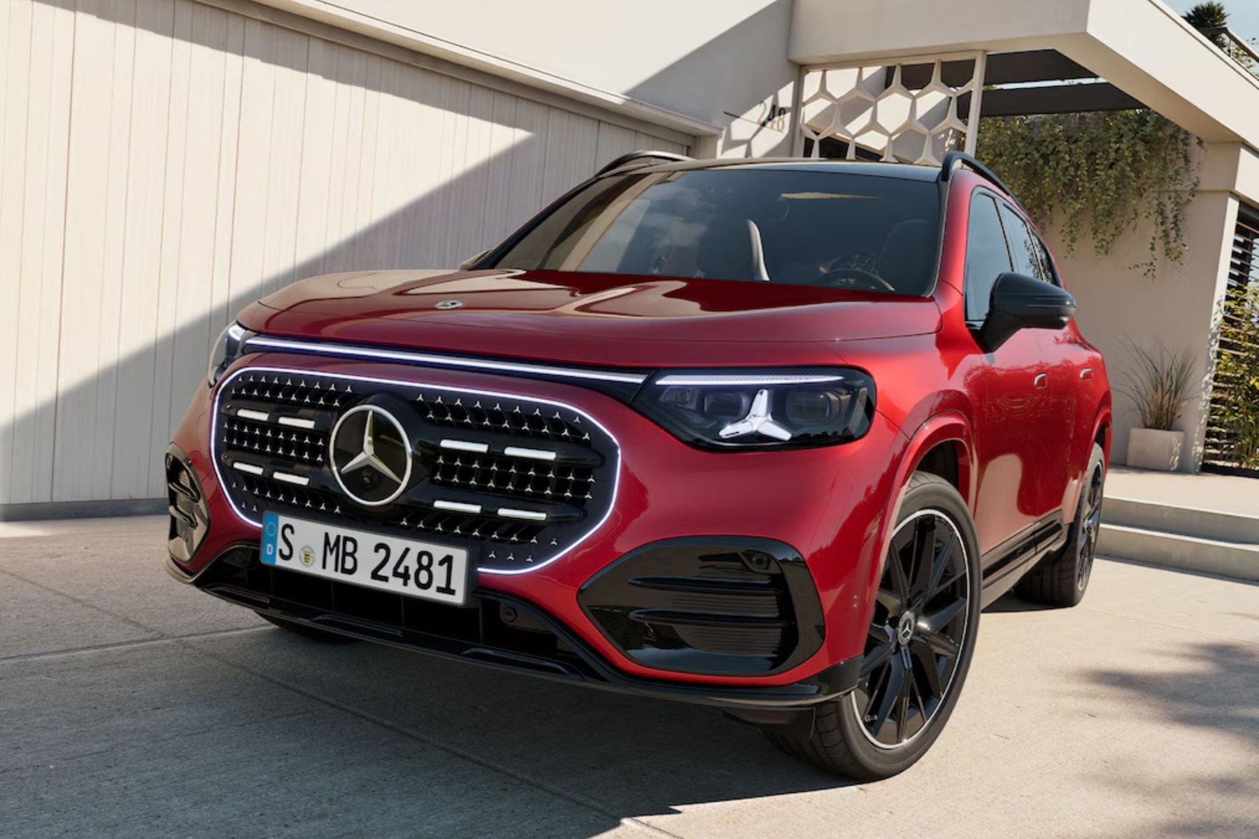 Calandre &eacute;clair&eacute;e et &eacute;toile Mercedes-Benz 